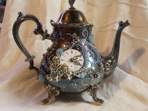 Décor Steampunk, Steampunk Crafts, Silver Teapot, Steampunk Decor, Style Steampunk, Steampunk Accessories, Silver Tea, Steampunk Design, Teapots And Cups