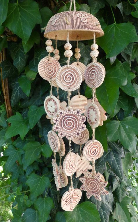 Carillons Diy, Clay Wall Hanging, Wind Chimes Craft, Diy Wind Chimes, Cerámica Ideas, Clay Wall Art, Pottery Handbuilding, Clay Crafts Air Dry, Garden Pottery