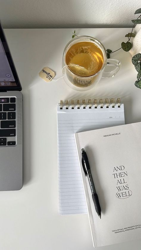 Aesthetic Desk Pictures, Work Day Aesthetic, Home Desk Aesthetic, Office Story Instagram, Work At Home Aesthetic, Work Instagram Stories, Work From Home Pictures, Office Work Aesthetic, Work Office Aesthetic