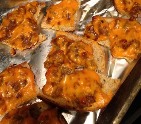 Mini Rye Bread Pizza's | Just A Pinch Recipes Pizza Squares, Ham Sliders Recipes, Rye Bread Recipes, Pizza Appetizers, Sausage Pizza, Square Recipes, Just A Pinch Recipes, Velveeta Cheese, Meat Appetizers