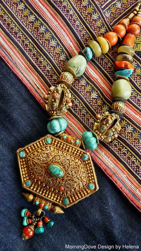 Tibetan Buddhist Gau (prayer box), gold, turquoise and coral necklace Collar Hippie, Vintage Jewelry Ideas, Tibetan Jewelry, Asian Jewelry, Turquoise Jewelry Native American, Turquoise And Coral, Jewelry Turquoise, Coral Necklace, Old Jewelry