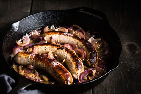 bratwurst sausage and onions skillet Brats On The Stove, Beer Bratwurst, How To Cook Brats, Sausage Sauerkraut, Bratwurst Recipes, Caramelized Onions Recipe, Bratwurst Sausage, Beer Brats, Non Alcoholic Beer