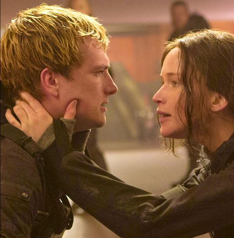 Close up of the "stay with me" scene Hunger Games Wallpaper, Hunger Games Peeta, Hunger Games Katniss, Hunter Games, Mockingjay Part 2, Katniss And Peeta, Hunger Games 3, Hunger Games Series, Peeta Mellark