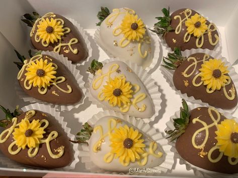 Sunflower Strawberries Chocolate, Sunflower Desserts Treats, Sunflower Cakesicles, Sunflower Strawberries, Sunflower Chocolate Covered Strawberries, Sunflower Desserts, Sunflower Treats, Lays Recipe, Choc Strawberries