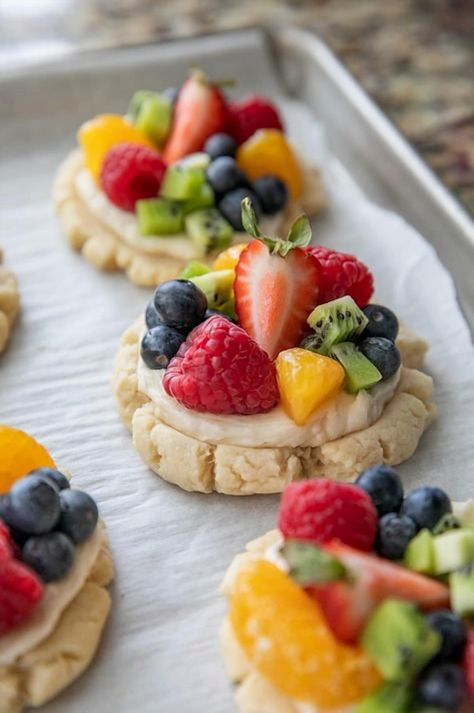 Indulge in the delightful world of fruit pizza cookies, where each bite offers a burst of fruity freshness and sweet satisfaction. These colorful treats combine the best of both worlds, bringing together the crispness of a cookie with the vibrant flavors of your favorite fruits. Perfect for any occasion, they promise to be a hit with family and friends alike. Fruit Pizza Cookie Recipe, Fruit Pizza Ingredients, Heaven Dessert, Fruit Pizza Cookies, Sugar Cookie Pizza, Easy Fruit Pizza, Pizza Cookies, Tasty Thai, Baking Projects