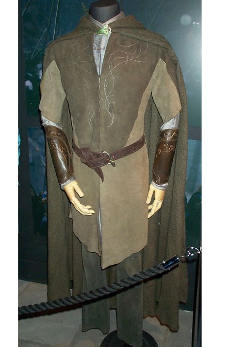 Lord Of The Rings(2001-03) Costumes Designed By  Ngila Dickson Legolas Costume, Elven Costume, Elven Clothing, Lotr Costume, The One Ring, Elf Costume, Medieval Clothing, Legolas, Fantasy Costumes