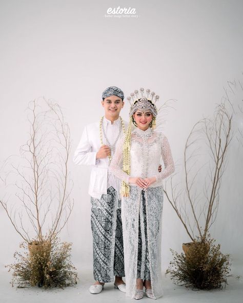 Baju pernikahan adat sunda. Pakaian tradisional Indonesia. Sundanese traditional wedding clothes. Pic from instagram: estoria_photography #culture #budaya #batik #clothing #bride Indonesia Traditional, Batik Clothing, Studio Poses, Wedding Clothes, Traditional Costume, Wedding Story, Post Wedding, Wedding Poses, From Instagram