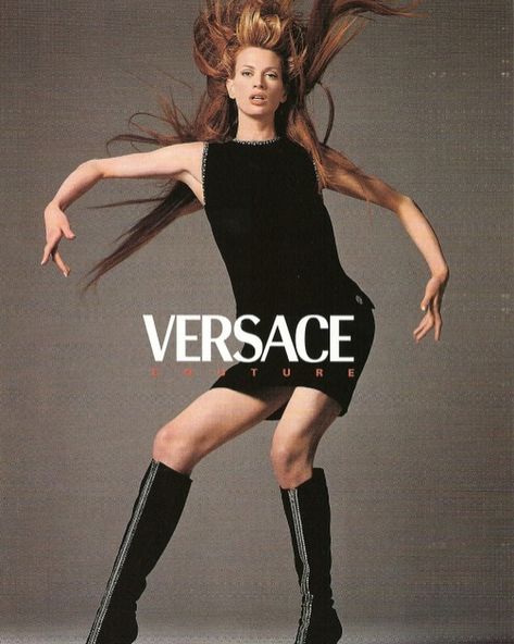 Kristen McMenamy for Versace Couture Fall/Winter 1995 Photographed by Richard Avedon  #kristenmcmenamy #versace #versacecouture #gianniversace #gianniversacecouture #couture #hautecouture #richardavedon #fashionphotographer #fashionphotography #1995 #1990s #1990sfashion #90s #90sfashion #90smodel #90ssupermodel #supermodel Richard Avedon Photography, Kristen Mcmenamy, High Fashion Poses, Models 90s, 90s Supermodels, Versace Fashion, Fashion Magazine Cover, Versace Couture, Vintage Versace