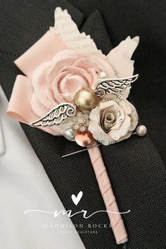 Planning a Hogwarts wedding these Harry Potter buttonholes are the perfect grooms Buttonhole. Paper Flower Corsage, Wizard Wedding, Boutonniere Groomsmen, Hp Wedding, Alternative Wedding Bouquet, Lego Wedding, Beaded Bouquet, Harry Potter Wedding Theme, Offbeat Wedding