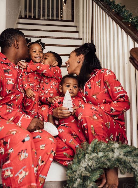 Christmas Pjs Aesthetic Matching, Pajama Christmas Pictures Family, Bougie Mom Aesthetic, Pictures On The Stairs, Christmas Pjs Family Picture Ideas, Christmas Black People, Black People Christmas, Fun Family Christmas Photos, Family Christmas Morning