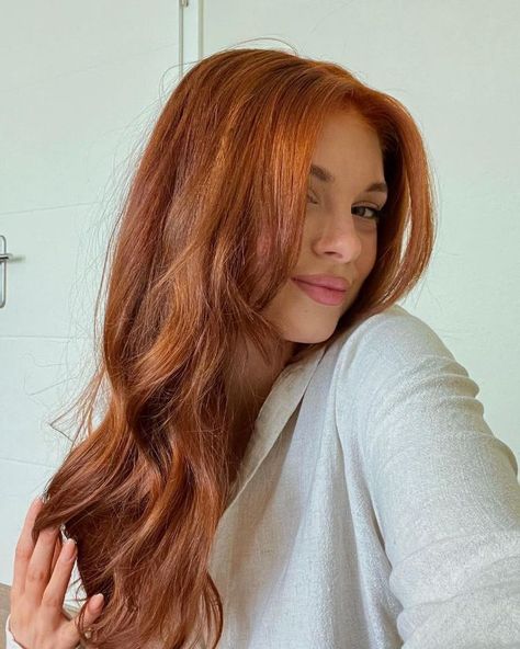 Crunette Hair: Get Ready Brunettes to Rock The Copper Hair Trend Annabelle Joy Hooper Hair, Rudy Blond, Copper Hair Green Eyes, Brunette To Copper Hair, Brunette Copper Hair, Ginger Copper Hair, Cowgirl Copper, Copper Brunette, Brunette Tones