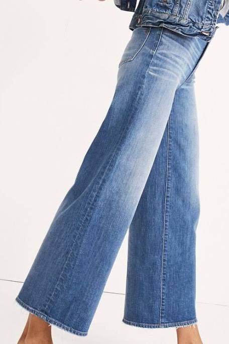 Cropped Jeans Outfit Spring, Kick Flare Jeans Outfit, Flare Denim Outfit, Cropped Flare Jeans Outfit, Flare Jeans Outfit Spring, Flared Jeans Outfit Fall, Flair Jeans Outfit, Outfits With Flares, Jeans And Sneakers Outfit