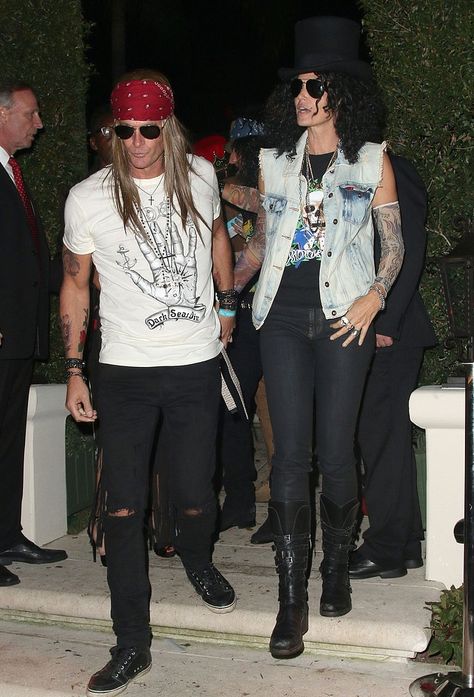 25 Disfraces para usar con tu pareja en este Halloween Costume Ideas Famous People, Dressing Up As A Celebrity Costume Ideas, Celebrities For Halloween, Slash And Axl Rose, Slash And Axl, Hollywood Halloween Costumes, Chucky And His Bride, Celebrity Couple Costumes, Purim Party