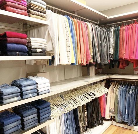 Walkin Closets Design, Closet Storage Accessories, Dream Dressing Room, Gorgeous Closet, Closet Organisation, Closet Addition, Room Organization Bedroom, Dressing Room Closet, Closet Hacks