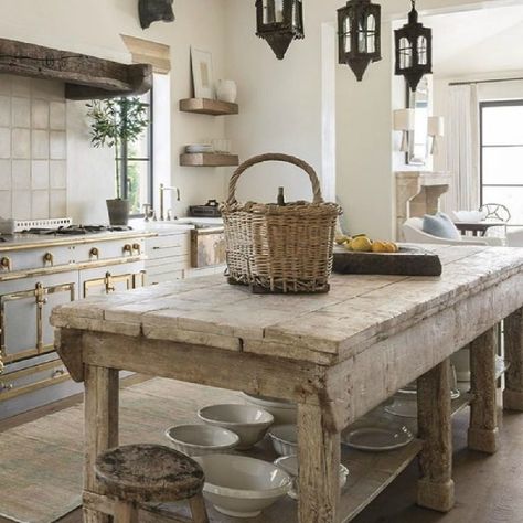 Magnificent, elegant, refined kitchen in Milieu magazine. Design by Cathy Chapman. Photo by Peter Vitale, Architect Home Front Build. #frenchfarmhouse #frenchcountry #europeancountry #interiordesign #kitchen #rustic European Country Kitchen, European Farmhouse Kitchen, European Kitchen Design, European Kitchens, European Farmhouse, Farmhouse Kitchen Design, Classic Kitchen, White Kitchen Design, French Country Kitchen