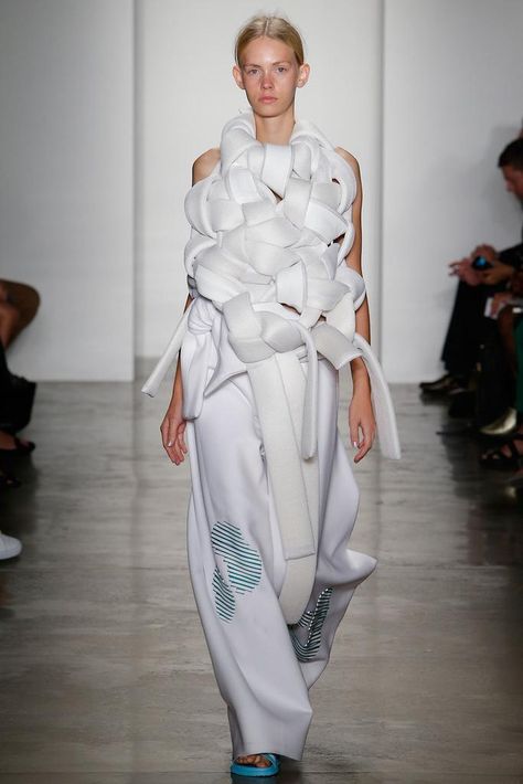 Parsons MFA via Stylecom #SS15 #SpringSummer2015 #Collections #NYFW #MBFW #NewYorkFashionWeek #Parsons Parsons Fashion, Architectural Fashion, Sculptural Fashion, 3d Fashion, Luxury Collection, Textiles Fashion, Spring Summer 2015, Mode Inspiration, Fashion Details