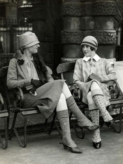 This picture illustrates how spatter dashers would have been worn in the 1920s. The bold patterns create a fashion statement, whilst the woollen yarn facilitates in keeping these ladies warm. Twenties Dress, 1920 Style, Style Année 20, 1920s Women, Mode Retro, 1920 Fashion, 20s Fashion, Retro Mode, Foto Vintage