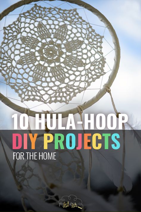 Hula hoop craft projects? Say what? This post is dedicated to all of the things you can do with that old hula hoop you have stashed away in your garage. Pssst…don’t have an old hula hoop to use? Find one for almost nothing at the Dollar Store! Prepare yourself: you’re about to get a new holiday wreath AND a light fixture. Read on to learn how. #diy #projects #homedecor #hulahoop Hula Hoop Boho Decoration, Giant Dream Catcher Diy Hula Hoop, Hula Hoop Dream Catcher Diy, Crochet Hula Hoop, Hula Hoop Crafts, Hula Hoop Dream Catcher, Hula Hoop Diy, Hula Hoop Weaving, Hula Hoop Rug