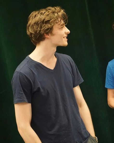 MIKE FAIST LOOKS SO GOOD WITH HIS NEW HAIRCUT>>>he looks like he belongs in a boy band Mike Faist Newsies, Mike Faist Challengers, Dodge Mason, Mike Fiast, Dear Evan Hansen Musical, Connor Murphy, Mike Faist, Evan Hansen, New Haircut