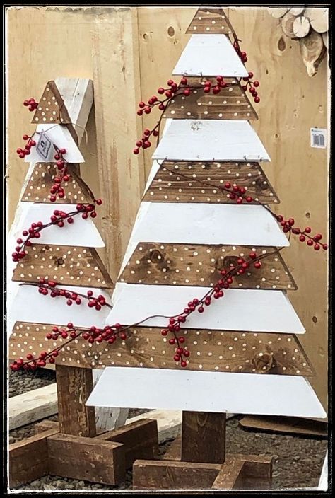 Pallet Wood Christmas, Pallet Tree, Christmas Diy Wood, Pallet Christmas Tree, Wooden Christmas Crafts, Pallet Christmas, Wood Christmas Tree, Christmas Decorations Diy Outdoor, Diy Christmas Decorations Easy