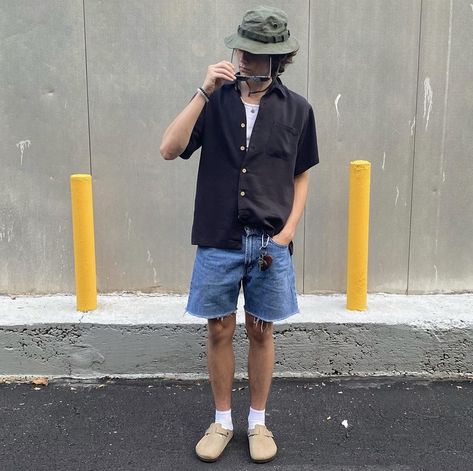 Mens Long Shorts Outfits, Men Nyc Outfit Summer, Indie Guy Outfits Summer, Beach Masc Outfit, Men’s Jean Shorts Outfits, San Diego Outfits Men, Carpenter Shorts Outfit Men, Carhartt Jorts Outfit, Mens Black Shorts Outfit