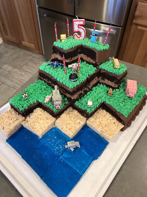 Costco cake turned into Minecraft cake Minecraft Torte, Minecraft Cake Ideas, Pastel Minecraft, Minecraft Cake Designs, Diy Minecraft Birthday Party, Bolo Minecraft, Costco Cake, Cake Minecraft, Minecraft Party Decorations