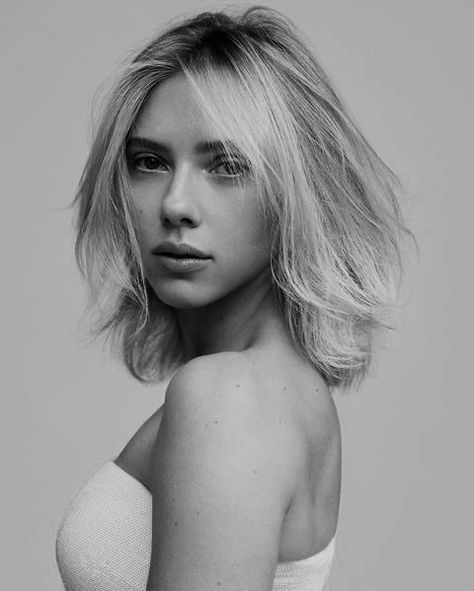 Scarlett Johansson Photoshoot, Expressions Photography, Comic Face, Actrices Hollywood, Celebrity Portraits, Celebrity Beauty, Black And White Portraits, White Photo, Scarlett Johansson