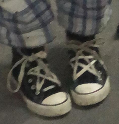 Star Laced Converse, Pentagram Converse, Pentagram Shoe Laces, Star Lace Converse, Converse Star Laces, Beaded Laces On Shoes, Alt Converse, Dirty Converse Aesthetic, Converse Shoe Laces Ideas