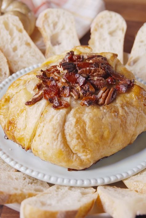 VIDEO! Maple Bacon Baked BrieDelish Bacon Baked Brie, Baked Brie Recipes, Brie Recipes, Maple Bacon, Baked Brie, Thanksgiving Appetizers, Think Food, Yummy Appetizers, Appetizers For Party