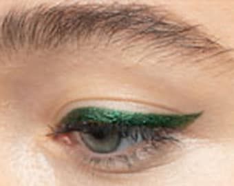 Makeup Green Eyeliner, Eyeliner Easy, Vegan Makeup Brands, Pen Eyeliner, Green Eyeliner, Pencil Liner, Black Tea Leaves, Eyes Dark, Hooded Eye Makeup