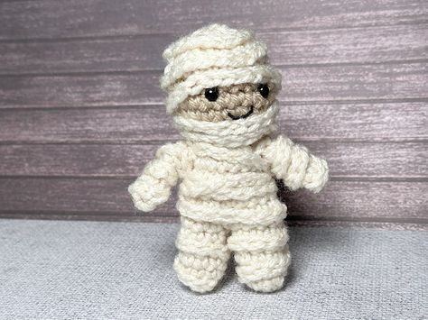 5 Little Monsters: Mini Mummy- Fall Mini Amigurumi Crochet Along Day 4 Crochet Mummy Pattern, Crochet Mummy, Mini Amigurumi, Crochet Halloween, Halloween Crochet Patterns, Fall Patterns, Crochet Fall, Holiday Crochet, Fall Mini