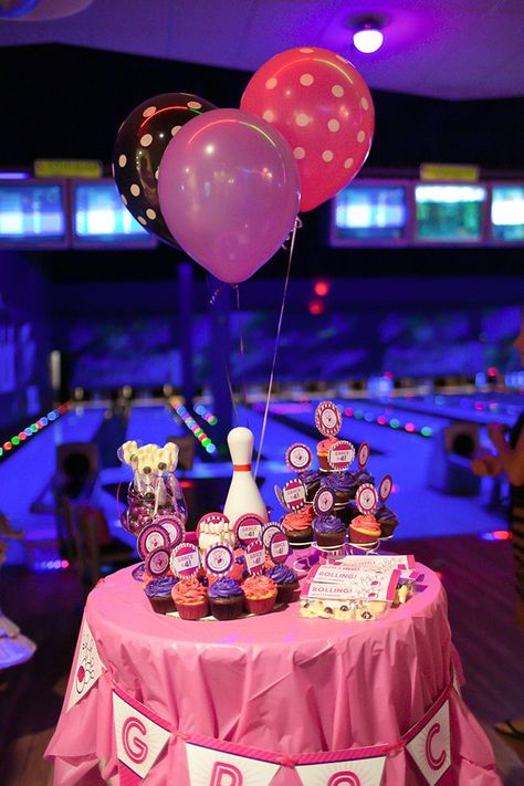 What a cute set up for a girl's bowling birthday party! Glow Bowling Party Ideas, Cake Decoration With Flowers, Cake Decoration For Men, Bowling Alley Party, Kids Bowling Party, Bowling Party Themes, Cake Decorating Birthday, Twins First Birthday, Bowling Party Favors