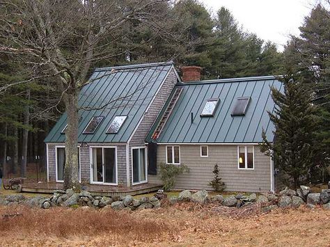 Hartford green metal roof on grey/tan exterior. Green Metal Roof, Green Roof House, Metal Roofing Systems, Metal Roof Houses, Metal Roofs, Standing Seam Metal Roof, Green Facade, Cabin Exterior, Siding Colors