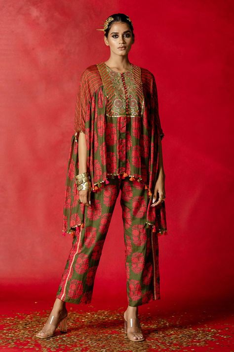 Potli Button, Green Kaftan, Kaftan Sleeves, Print And Embroidery, Aari Embroidery, Embroidery Floral, Top And Pants Set, Top Pants Set, Pant Set