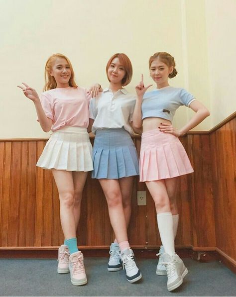 Outfit With Black Skirt, Cute Asian Outfits, Sisters Outfits, Ulzzang Friends, Korean Fashion Pastel, Ulzzang Korea, Korean Best Friends, Random Fashion, People Poses