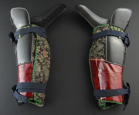 Samurai Tsubo Suneate [Lower Leg Armor] Samurai Leg Armor, Japanese Armour, Leg Armor, Japanese Armor, Battle Dress, Samurai Helmet, Ancient Armor, Historical Armor, Japanese Warrior