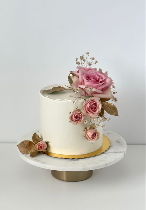 Floral cake. Small wedding cake. Bridal shower cake. Buttercream cake. Cake design. Custom cake Simple Floral Cake, Cake Bridal Shower, Small Wedding Cake, Floral Cakes, Simple Bridal Shower, Cake Bridal, Small Wedding Cakes, Cake Buttercream, Bridal Shower Cakes