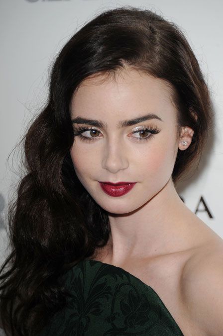 Beautiful Lily Collins goes for the dark lipstick trend-- and succeeds. #beauty #makeup #lipstick Raspberry Lipstick, Dark Hair Pale Skin, ليلي كولينز, Pale Skin Makeup, Hair Pale Skin, Hair Fair, White Eyeshadow, Dark Lipstick, Beauty Make-up