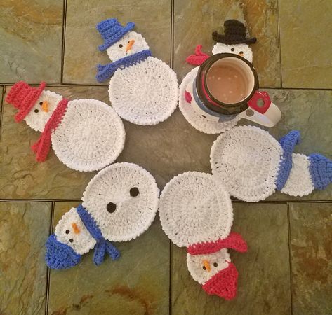 Snowman Coasters, Crochet Blanket Tutorial, Coaster Crochet, Crochet Patterns Free, Crochet Snowman, Crochet Faces, Snowmen Patterns, Christmas Coasters, Crochet Winter