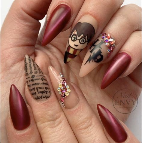 Maquillage Harry Potter, Harry Potter Nails Designs, Potter Nails, Book Nail Art, Harry Potter Nail Art, Harry Potter Nails, Disney Acrylic Nails, Unghie Nail Art, Holiday Nails Christmas