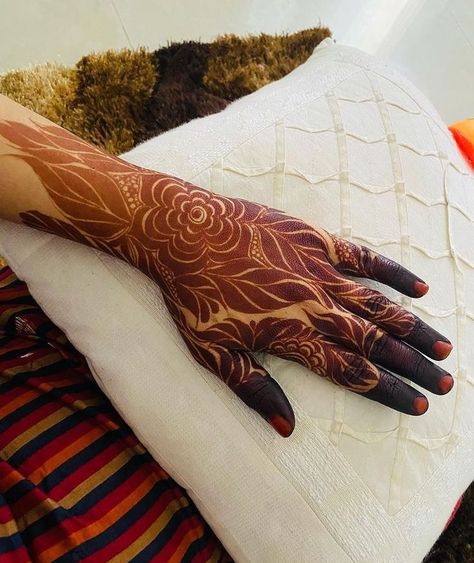 Pin by Mohd Ali on mehndi designs in 2021 | Stylish mehndi designs, Mehndi design images, Stylish mehndi Bold Leaves Mehendi Design, Bold Mehndi Designs, Dubai Mehndi, Kashee's Mehndi Designs, Front Mehndi Design, Leave Pattern, Designs Mehndi, Rose Mehndi Designs, Beginner Henna Designs