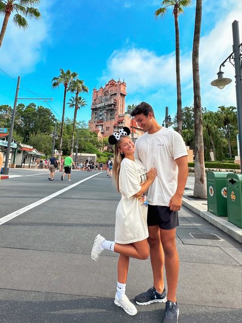 Disney Outfits For Guys, Hollywood Studios Couple Pictures, Disney Boyfriend Pictures, Disney Trip With Boyfriend, Cute Couple Disney Pictures, Universal Couple Pictures, Disney World Couple Photos, Disney World Pictures Ideas Couple, Disney Couple Photo Ideas