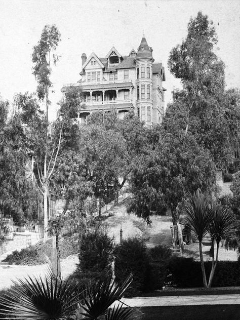 Los Angeles Past: May 2008 Bunker Hill Los Angeles, Los Angeles Architecture, American Mansions, Angel Flight, Vacation Aesthetic, Victorian Buildings, Hollywood Homes, California History, Gorgeous Houses