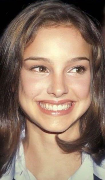 Teenage Natalie Portman, Natalie Portman Smiling, Natalie Portman Buzzcut, Natile Portman 2000s, Natalie Portman Eyebrows, Natalie Portman Curly Hair, Natalie Portman Makeup, Natalie Portman 90s, Natalie Portman Tumblr