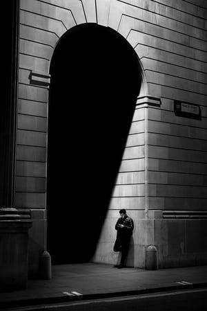 London, UK, 2017, a photograph from Alan Schaller’s Metropolis series Alan Schaller, Urban Photography Portrait, Photographie Art Corps, Street Photography Urban, Peisaj Urban, Fotografi Urban, Foto Portrait, Shadow Photography, Man Standing