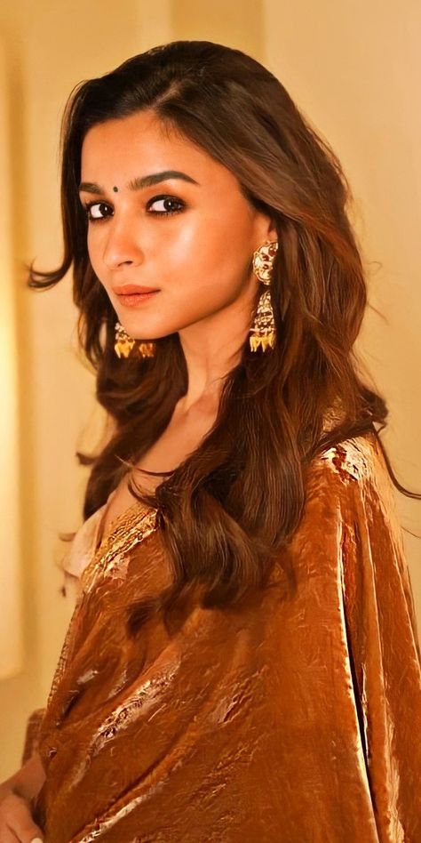 Alia Bhatt Hair, Alia Bhatt In Saree, Alia Bhatt Hairstyles, Alia Bhatt Saree, Aliya Bhatt, Bollywood Makeup, Alia Bhatt Photoshoot, Actress Hairstyles, Bollywood Hairstyles