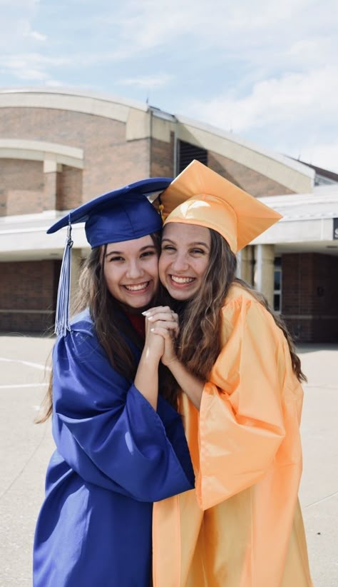 Close Up Graduation Pictures, Graduation With Best Friend, Best Friends Graduation Pictures, Graduation Poses With Friends, Graduation Cap Design Ideas, Convocation Photography, Cap Design Ideas, Best Friend Graduation, Cap And Gown Pictures