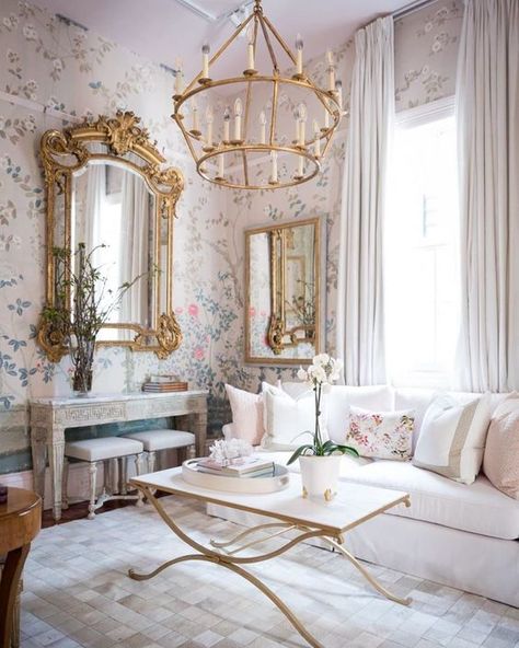 Parisian Room, Parisian Bedroom, Chateaux Interiors, Parisian Decor, Parisian Interior, Beautiful Living Rooms, Elegant Home Decor, A Living Room, Elegant Homes