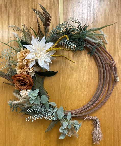 Old Rope Ideas, Old Rope Projects, Western Wreath Ideas, Roping Rope Wreath, Roping Wreath, Christmas Rope Wreath, Lasso Rope Wreath, Lariat Rope Wreath, Laso Rope Wreath