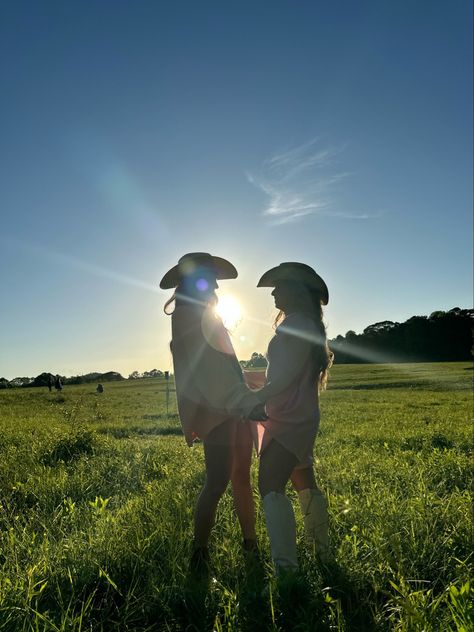 Country Photoshoot Ideas Best Friends, Queer Country, Soft Cowgirl, Lesbian Cowgirl, Country Couple Aesthetic, Country Girl Aesthetic, Coastal Western, Texas Life, Coastal Country